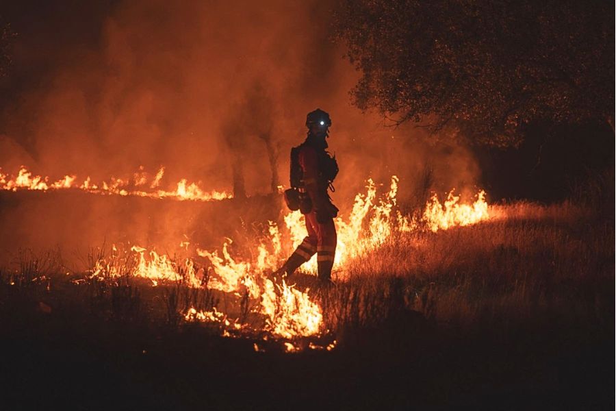 España enfrenta "el mayor incendio forestal" de su historia reciente